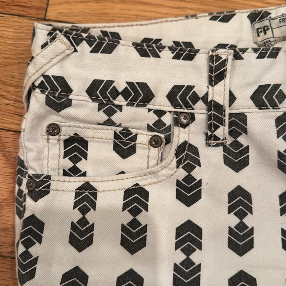 Free People Magnolia Skinny Jeans in Black & White Arrowhead Size 25 - Picture 7 of 7